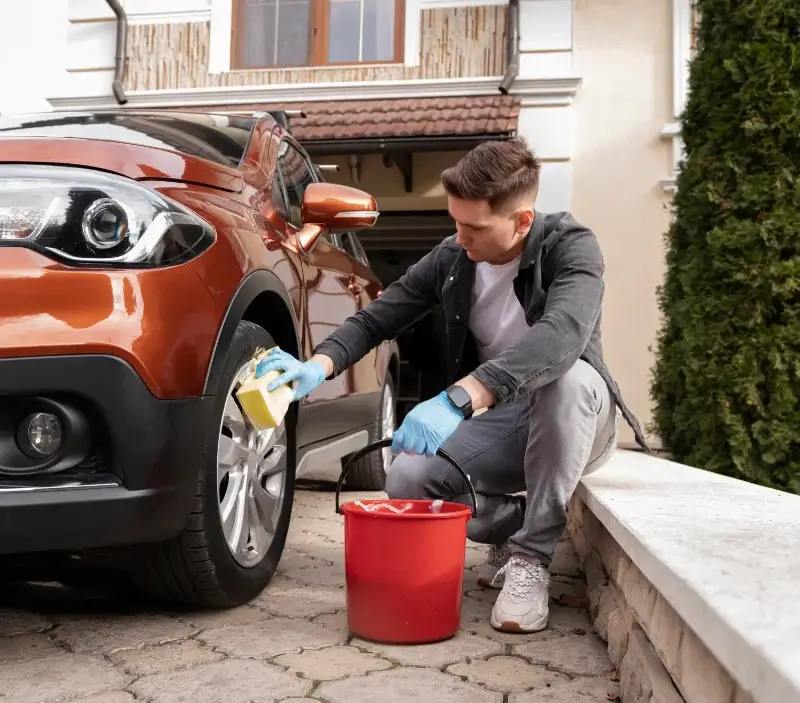 Lavage auto à domicile Marly-Gomont : professionnel intervenant sur un véhicule
